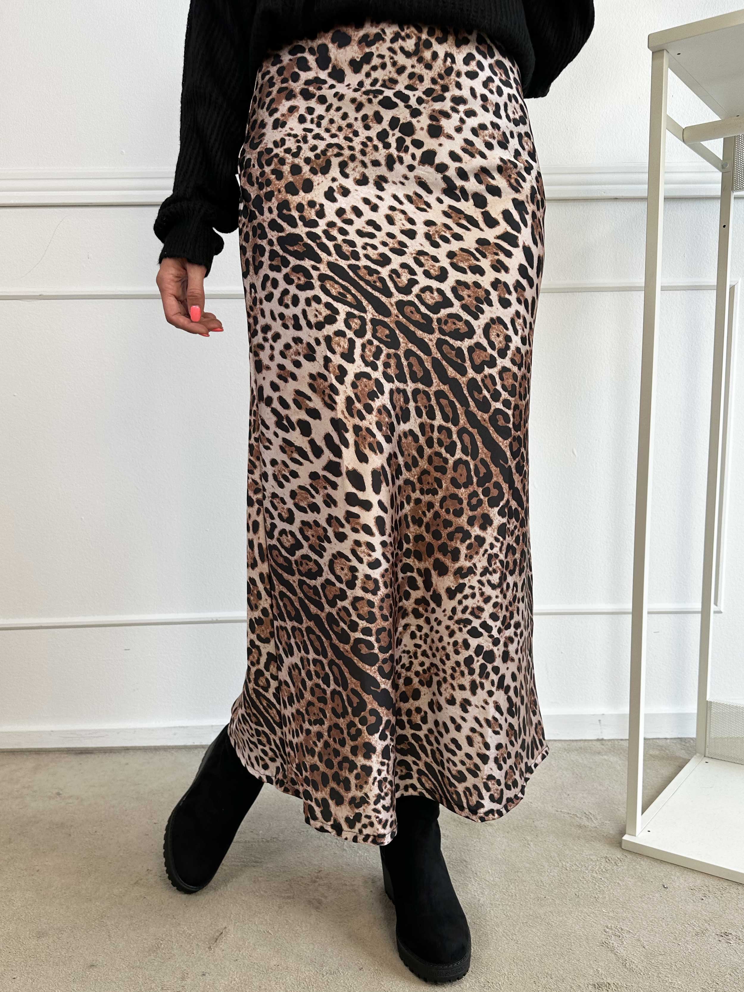 Iris - Silkelook nederdel med leopardprint